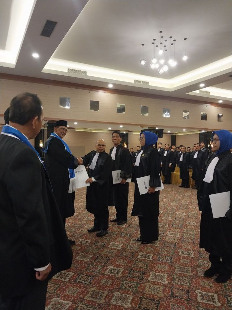 121 Advokat Peradi Lakukan Pengangkatan dan Pengambilan Sumpah di Riau