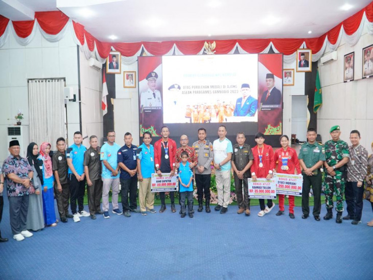 Atlet NPC Kampar Sumbang 21 Mendali untuk Indonesia, Pj Bupati Kampar Serahkan Bonus