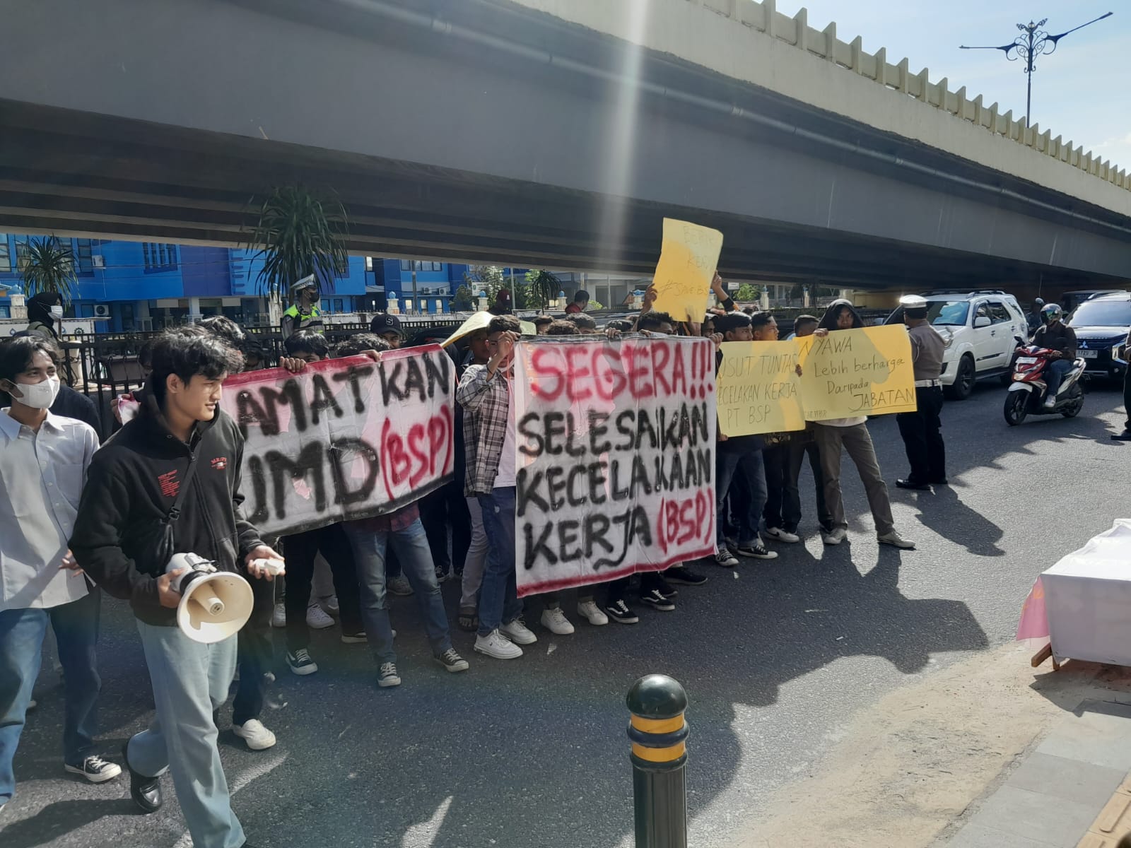 Kantor Surya Dumai Didemo APMARI Buntut Kasus Kecelakaan Kerja di PT BSP