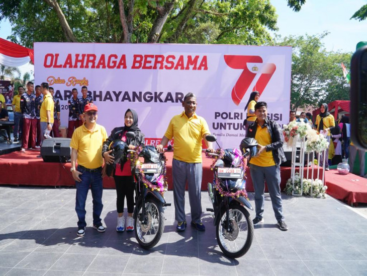 Pj Bupati Kampar Serahkan Hadiah Gerak jalan dan Senam Semarak HUT Bhayangkara ke-77