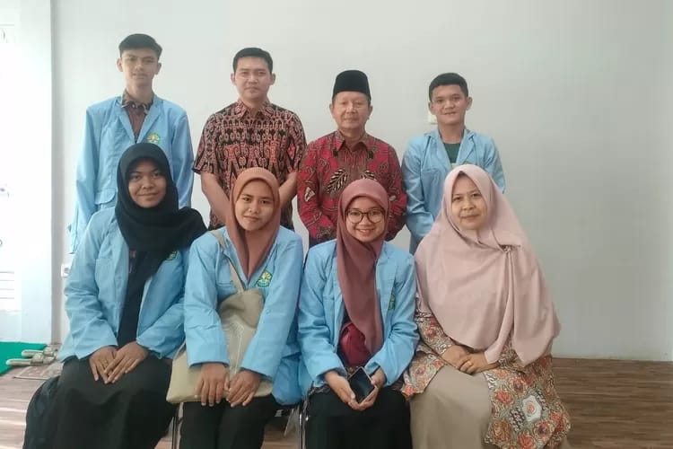 Mahasiswa Universitas Riau Asistensi Mengajar di SMK