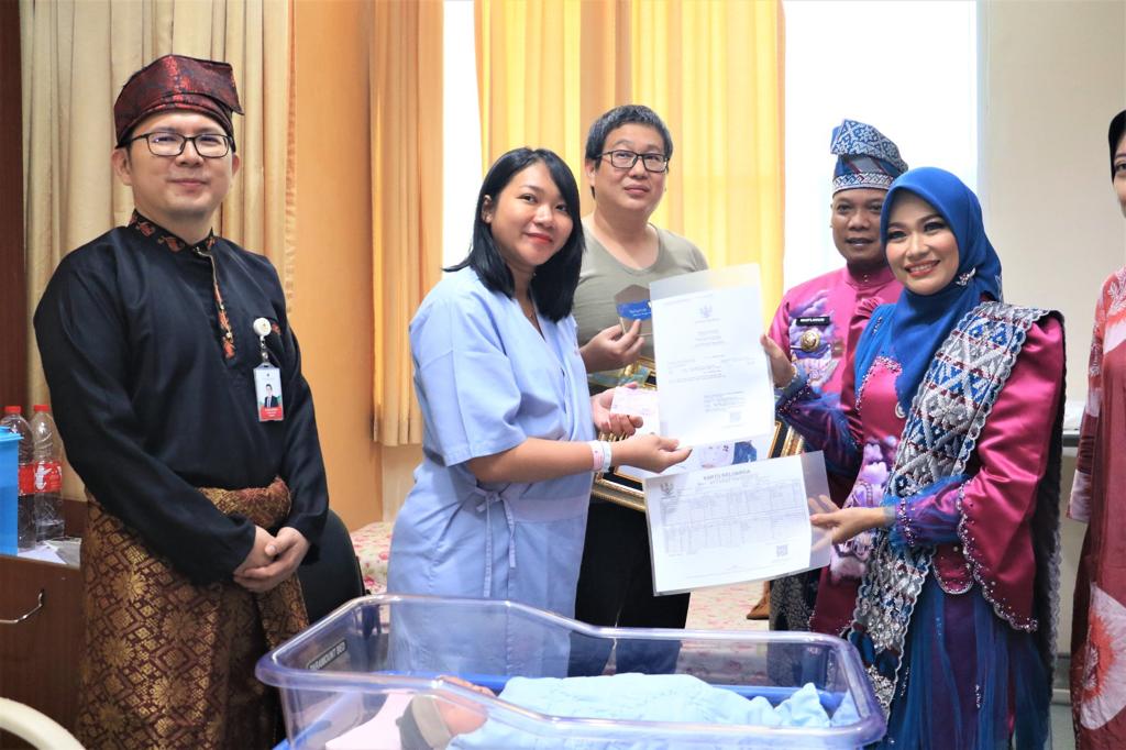 Pj Wali Kota Beri Kejutan kepada Warga yang Melahirkan Pada Momen HUT Pekanbaru ke 239