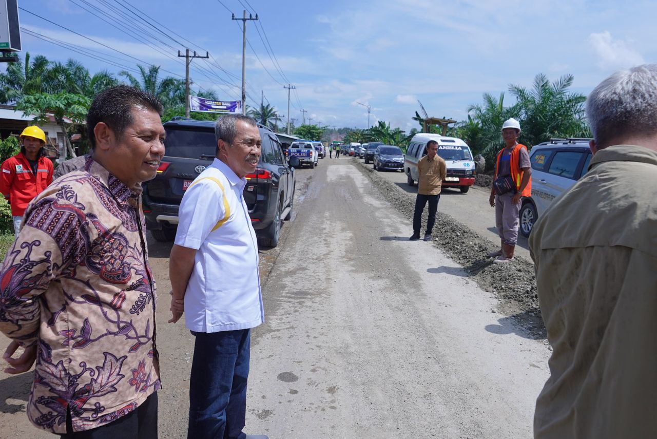 Gubri Syamsuar Cek Pengerjaan Jalan Kampar - Rohul