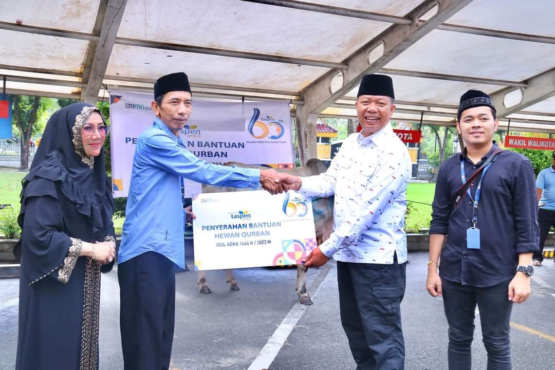 Sekda Pekanbaru Terima Penyerahan Hewan Kurban dari PT Taspen