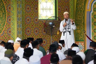 Gubri Syamsuar Shalat Iduladha di Masjid Raya Sultan Zainal Abidinsyah Rohul