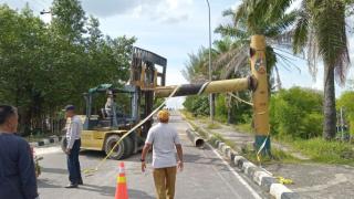 Gegara Patah Ditabrak Truk, Dinas PUPR Riau Perbaiki Besi Portal Jembatan Siak 1