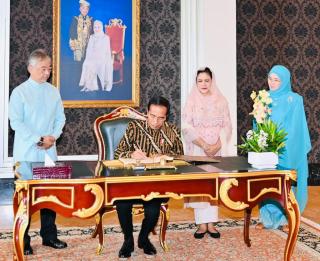 Presiden Jokowi dan Ibu Iriana Bertemu Raja Malaysia di Istana Negara Kuala Lumpur