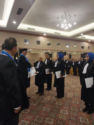 121 Advokat Peradi Lakukan Pengangkatan dan Pengambilan Sumpah di Riau