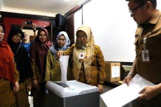 Setdako Pekanbaru Melakukan Pemusnahan dan Penyerahan Arsip ke LKD