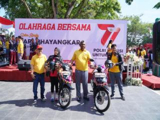 Pj Bupati Kampar Serahkan Hadiah Gerak jalan dan Senam Semarak HUT Bhayangkara ke-77