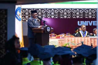 Gubri Syamsuar Orasi Ilmiah Dihadapan Ribuan Wisudawan dan Orang Tua di UNP Sumbar