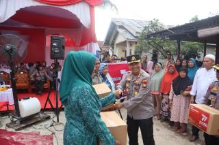 Kapolresta Pekanbaru Serahkan 1.600 Paket Sembako Bantuan Kapolri