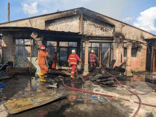 DPKP Pekanbaru Padamkan Kebakaran 2 Unit Rumah di Suka Karya