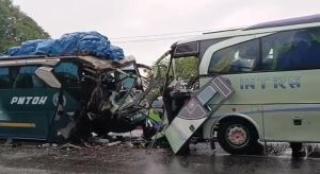Brakkk! Dua Bus Tabrakan di Jalan Riau Sumut, Lalin Macet hingga 9 KM