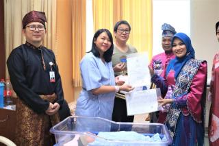 Pj Wali Kota Beri Kejutan kepada Warga yang Melahirkan Pada Momen HUT Pekanbaru ke 239
