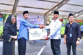 Sekda Pekanbaru Terima Penyerahan Hewan Kurban dari PT Taspen