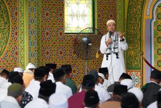 Gubri Syamsuar Shalat Iduladha di Masjid Raya Sultan Zainal Abidinsyah Rohul