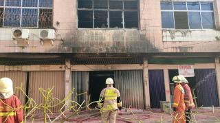 DPKP Pekanbaru Padamkan Kebakaran Ruko Gudang Mercon di Jalan Nangka