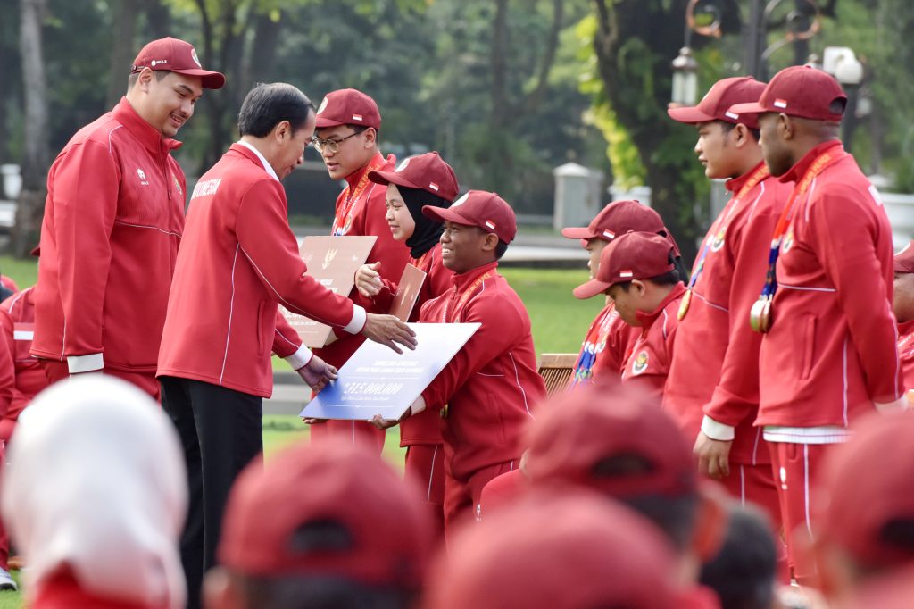 Presiden Serahkan Bonus Apresiasi bagi Atlet ASEAN Para Games 2023