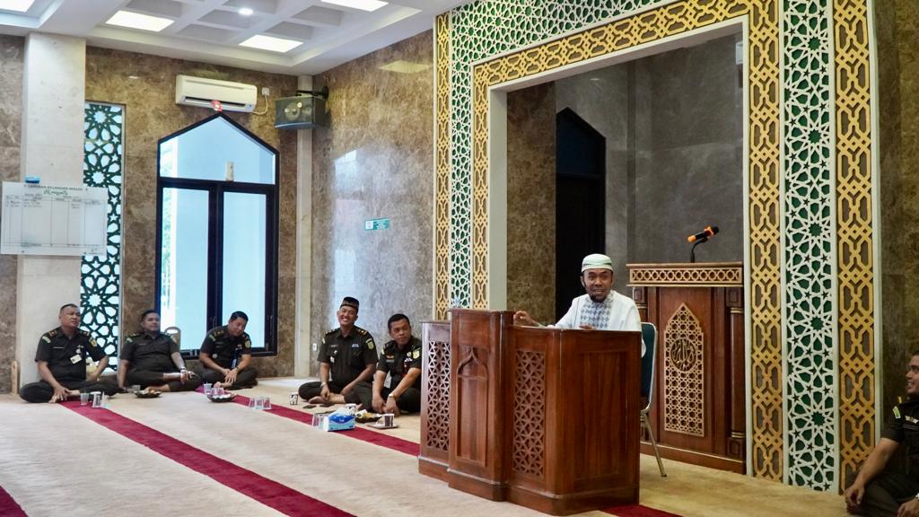 Ustad H. Marhalim Isi Pengajian Rutin di Kejaksaan Tinggi RiauÂ 
