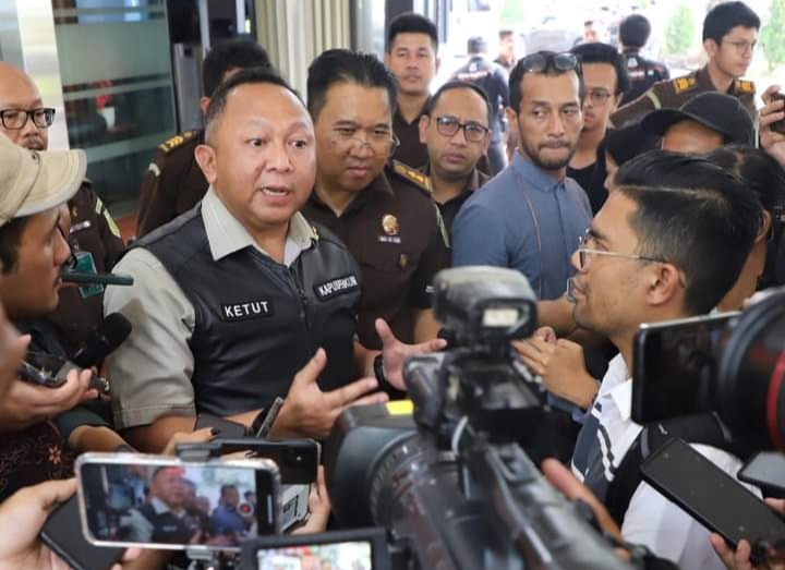 Pemilik Tanah S kemudian Notaris PPAT KSE dan Kuasa Penjual "P" DiperiksaÂ