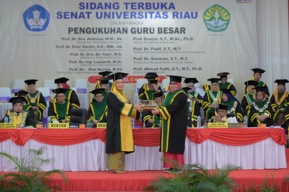 Lima Guru Besar Dikukuhkan Senat Universitas Riau