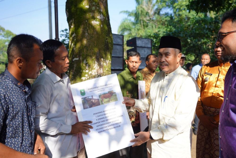 Gubri Serahkan Bantuan Hewan Ternak untuk Warga Tanjung Medan Rohil
