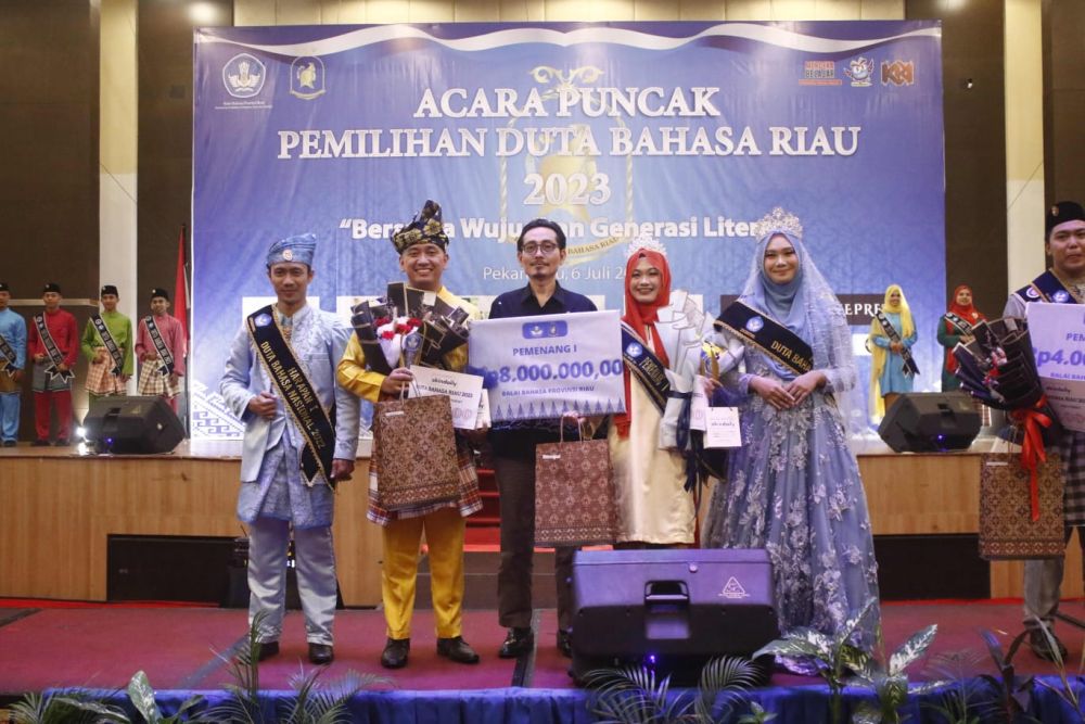Selamat! Rosti Novrina dan Khansen Pranata Wirantober Terpilih Sebagai Duta Bahasa Riau 2023