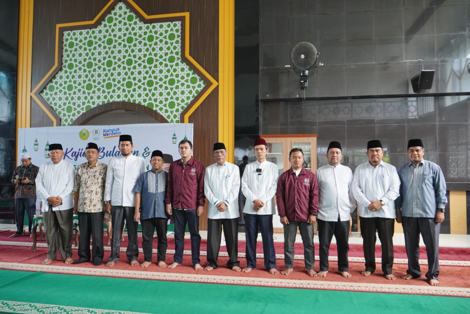 Ustadz Abdul Somad Lepas 52 Mahasiswa KKN Umri ke Suku Talang Mamak