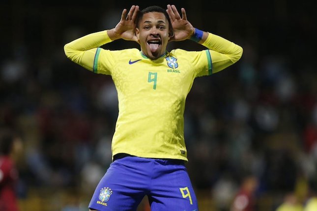 Resmi! Vitor Roque ke Barcelona dari Athletico Paranaense