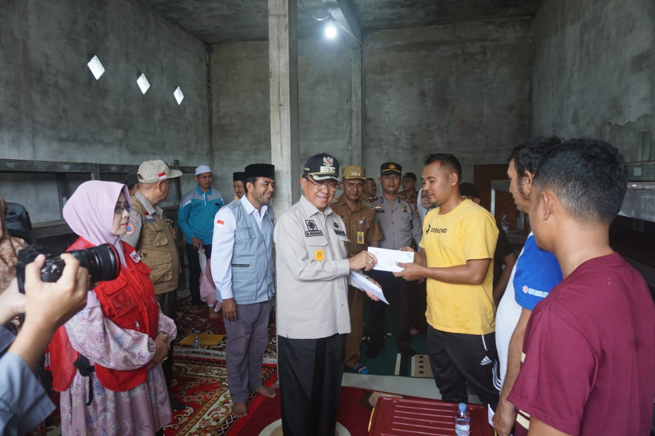 Bupati Inhil Salurkan Bantuan untuk Warga Korban Kebakaran di Sungai Salak