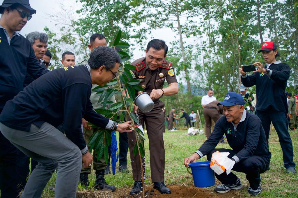 Kajati Sulsel Bersama Ketua IAD Pimpin Penanaman 12.500 Bibit Buah- Buahan