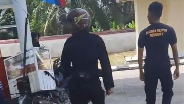 Polda Riau Periksa Anggota Brimob Buntut Istri Serobot Antrean SPBU di Inhu