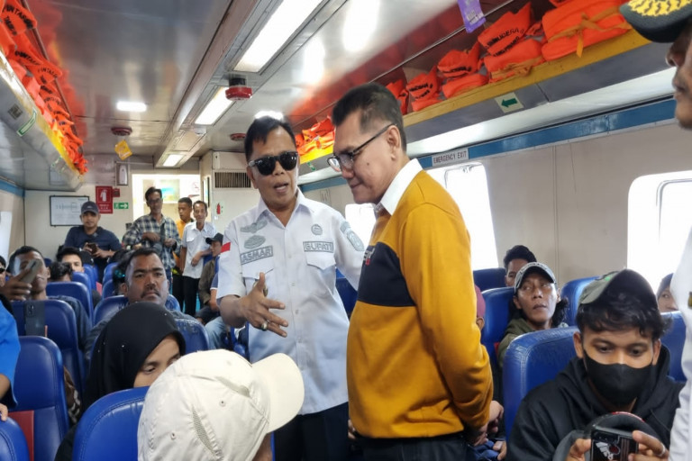 Plt Bupati Asmar Sidak Penumpang Kapal ke Malaysia