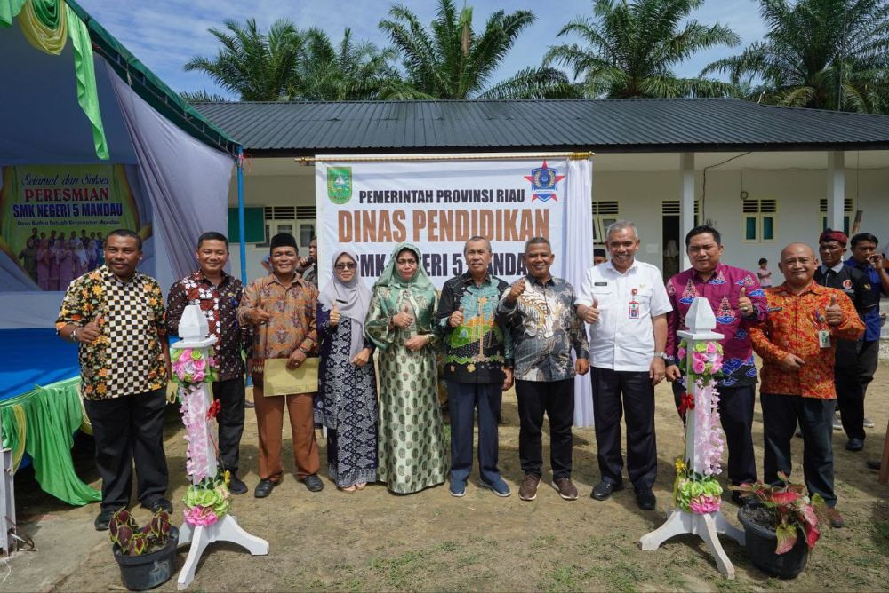 Gubri Syamsuar Resmikan SMK Negeri 5 Mandau