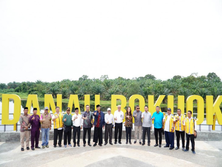 Pj Bupati Kampar Dampingi Komisi V DPR RI Kunjungi Lokasi Wisata Danau Bokuok