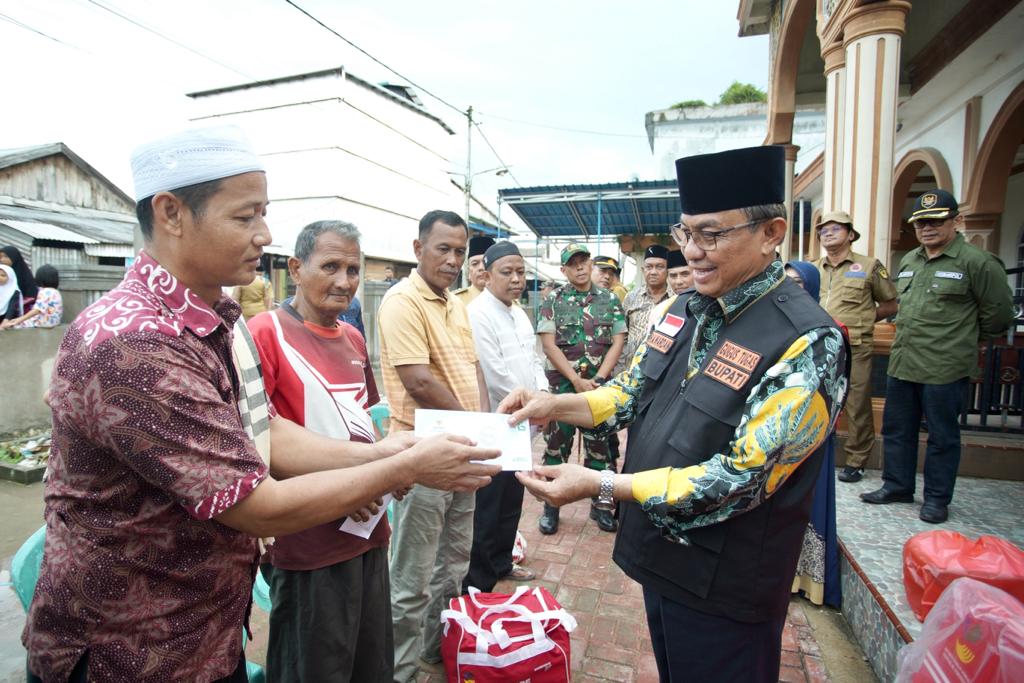 Bupati Salurkan Bantuan untuk Korban kebakaran di Kuala Enok