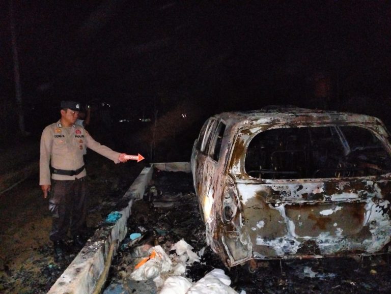 Satu Unit Rumah dan Mobil Inova di Rohul Ludes Terbakar, Personil Polsek Rambah Hilir Langsung Turun