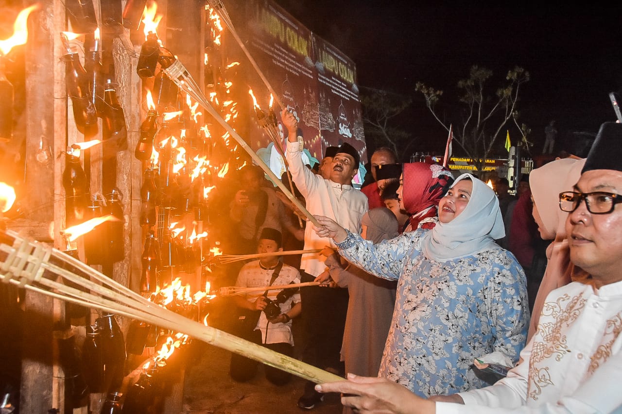 Semarak Tahun Baru 1445 Hijriyah, Bupati Kasmarni Buka Festival Lampu Colok Mandau