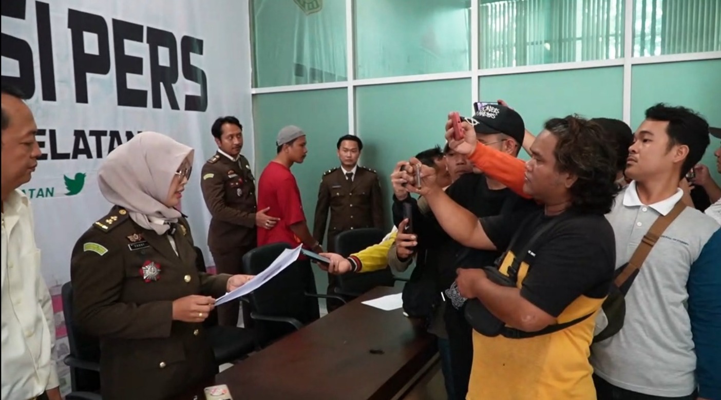 Tim Tabur Kejati Sumsel Berhasil Mengamankan Ade Kurniawan DPO 4 Tahun