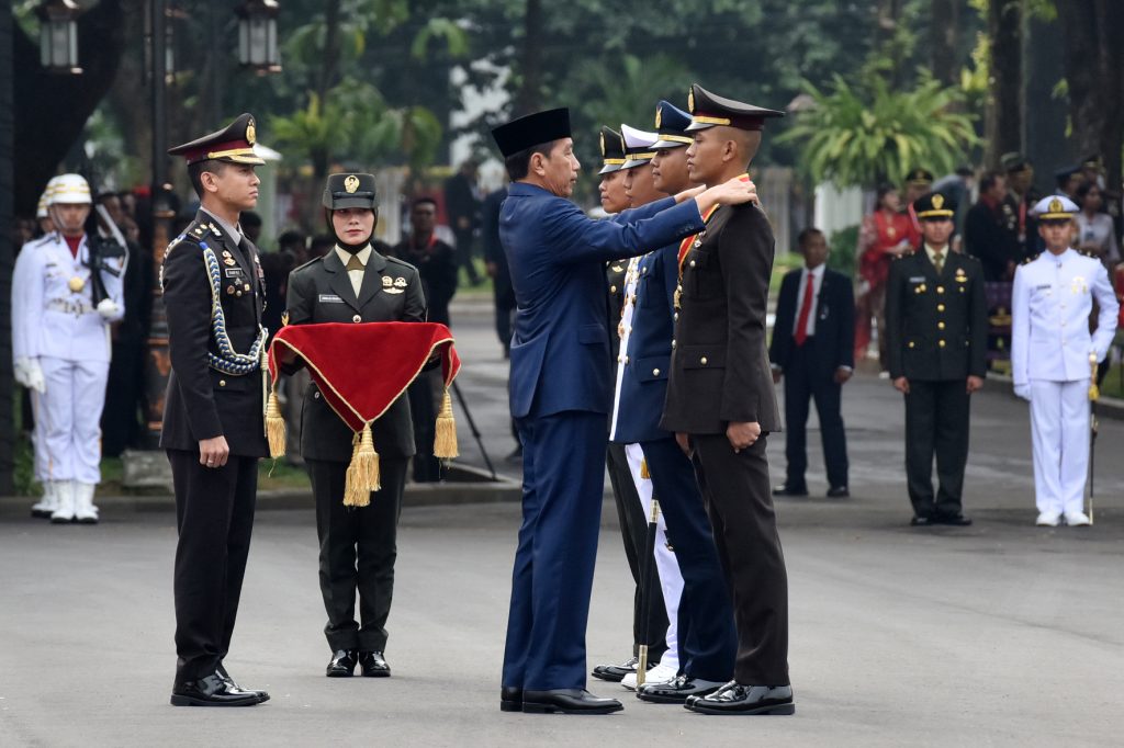 Presiden Jokowi Lantik 833 Perwira Remaja TNI dan Polri