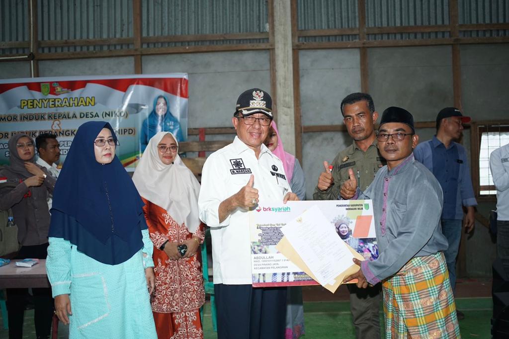 Pertama di Riau, Pemkab Inhil Serahkan NIKD dan NIPD kepada Kepala Desa serta Perangkat Desa