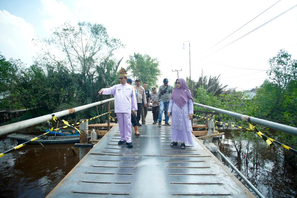 Bupati Wardan Lihat Langsung Pembangunan Jembatan Sungai Piring