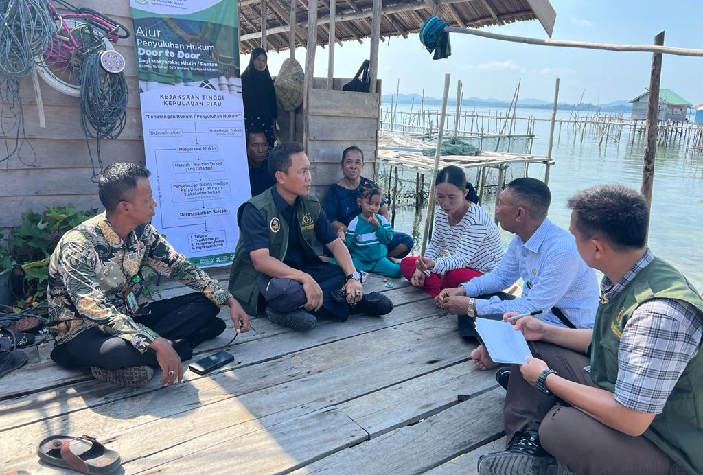 Masyarakat di Pesisir Pantai mendapat Penyuluhan Hukum Dari Asintel Kejati KepriÂ
