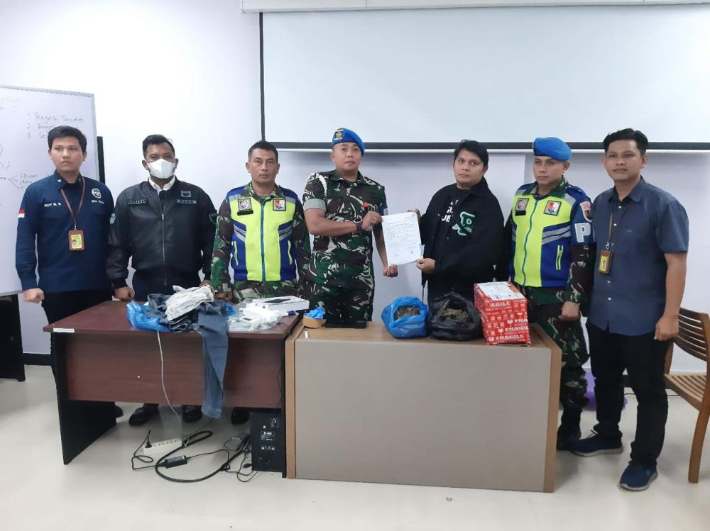 Petugas Bandara SSK Pekanbaru Amankan Ganja Seberat 1,7 Kg dan Paket Sabu