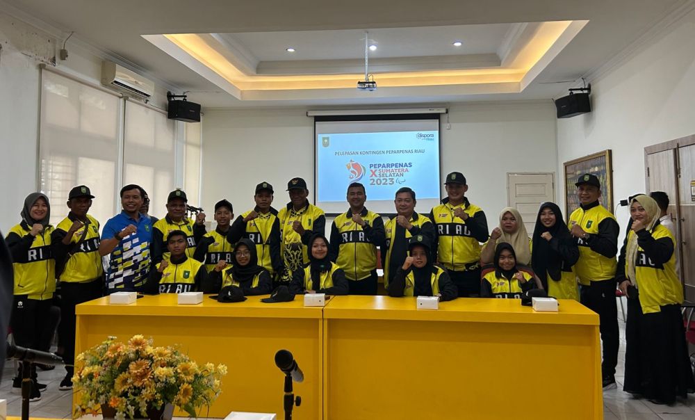 Kadispora Lepas Kontingen Peparnas X Riau ke Ajang Peparpenas ke-10 di Palembang