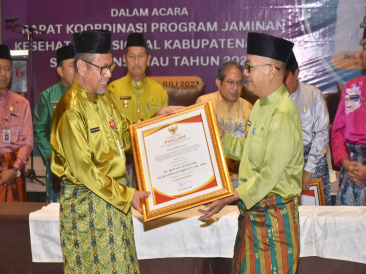 Rakor Jamkesnas Se-Riau, Pj Bupati Kampar Terima Penghargaan Penurunan Stunting