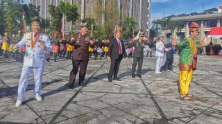 Puncak Bhayangkara ke-77 Kompak Kapolda dan Gubri Goyang Tari Riau Satu