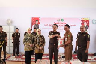Kajati Riau Bersama Ketua IAD Menggelar Kegiatan Bakti Sosial