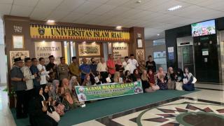82 Tahfidz UIR Terima Al-Qurâ€™an dari Kurnia Wakaf Al-Qurâ€™an